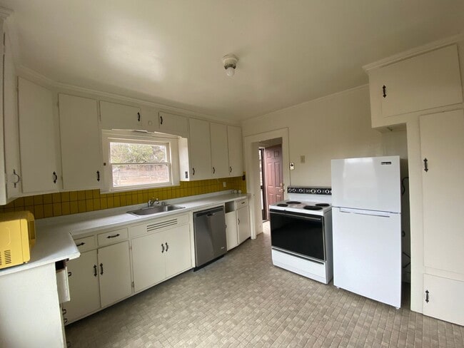 Building Photo - 8080 Valley Ford Rd