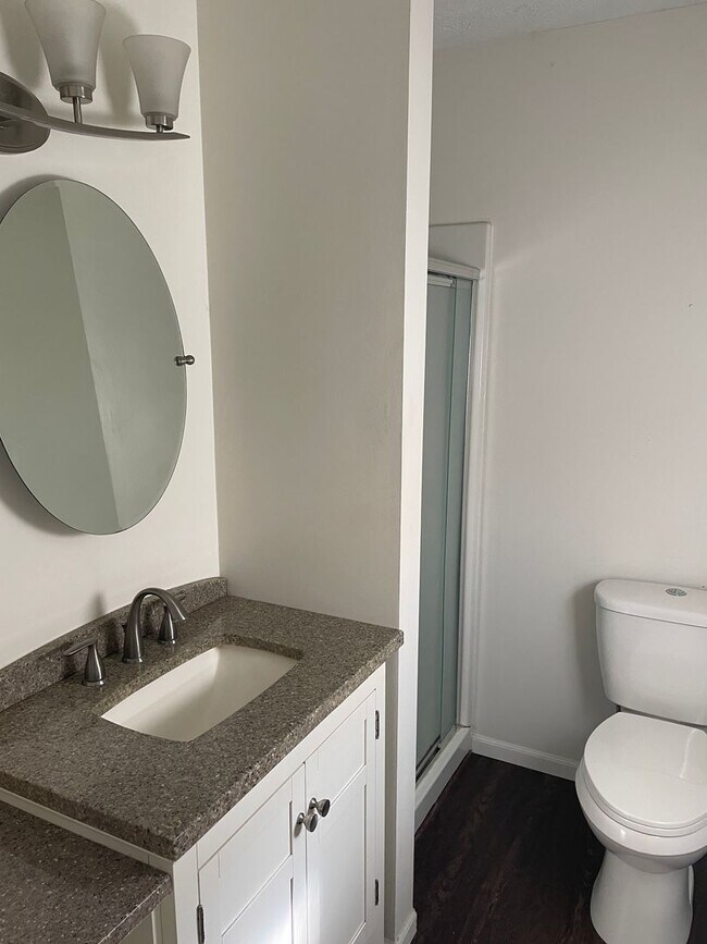 Building Photo - Beautiful, Large Duplex in a quiet Brookvi...