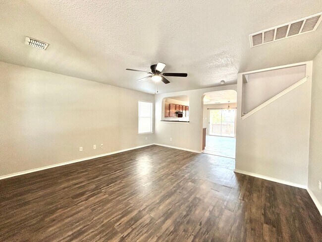 Building Photo - Amazing 4 Bedroom Home!