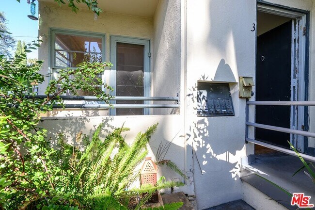 Building Photo - 1706 N Stanley Ave