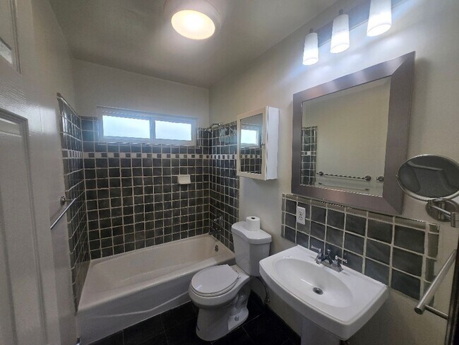 Building Photo - 2 Bedroom in La Crescenta