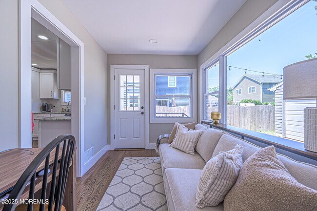 Building Photo - 472 Pinecroft Dr