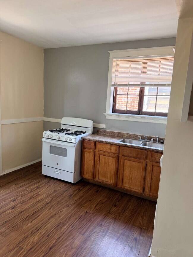 Building Photo - ** MOVE IN SPECIAL** Historic South City Living