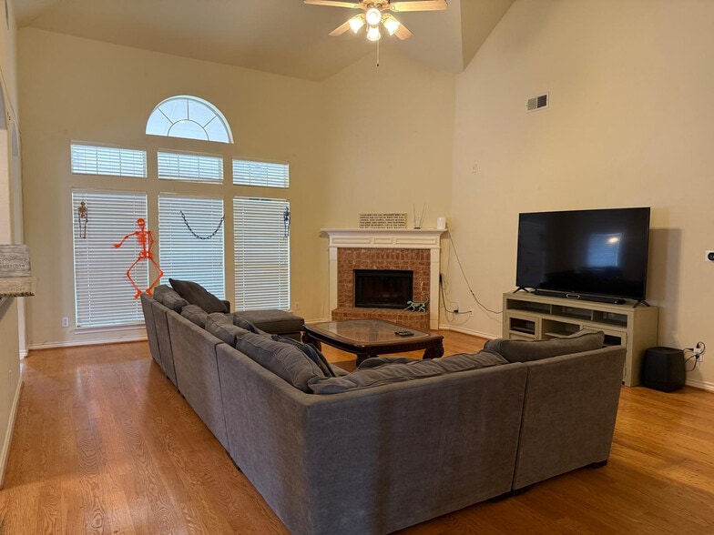 Building Photo - Room in House on Levant Ln