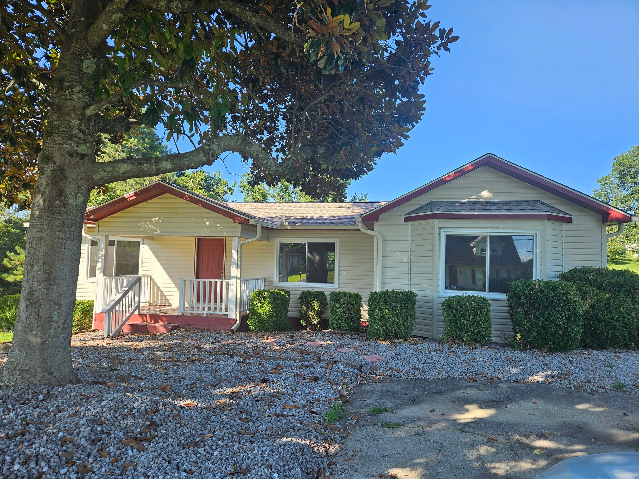 Building Photo - 495 Lakeshore Ln