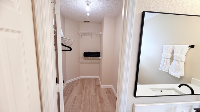 Building Photo - 1515 Oak Hill Trail