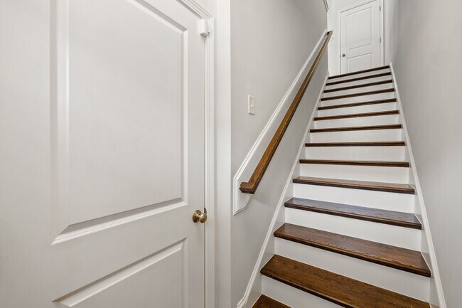 Building Photo - 1039 Commack Dr