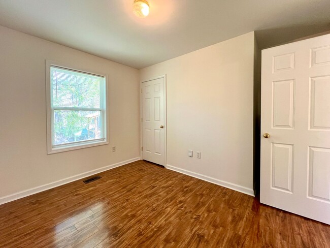 Building Photo - 3 Bedroom in West Asheville!
