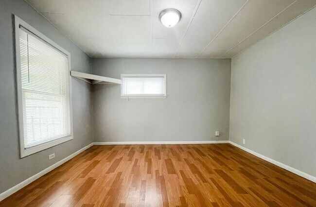 Building Photo - 2 bedroom, 1 bathroom House! Available now!