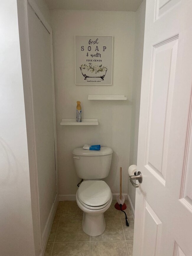 Building Photo - 2 BR 2.5 Bath Townhome