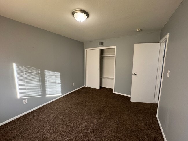 Building Photo - Warren Park 2 Bedroom Apartment w/Balcony