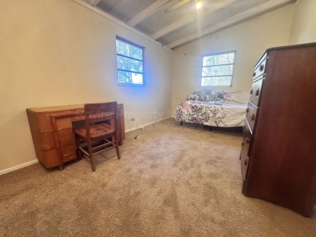 Building Photo - 627 E Warner St