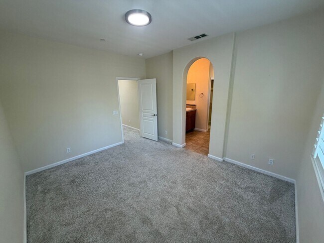 Building Photo - 2 Bedroom | 2.5 Bathroom | Single family home