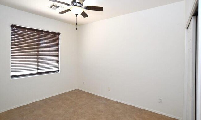 Building Photo - Priced right in Dove Mountain. Fresh & cle...