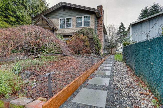 Building Photo - 10052 Interlake Ave N