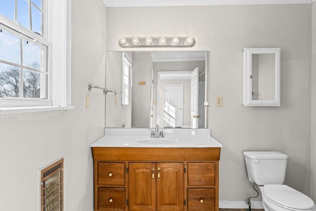 Building Photo - Updated 3bd/2bth home with Remodeled Master Suite & Prime Location!