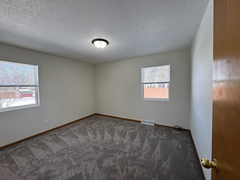 Building Photo - 712 10th St W