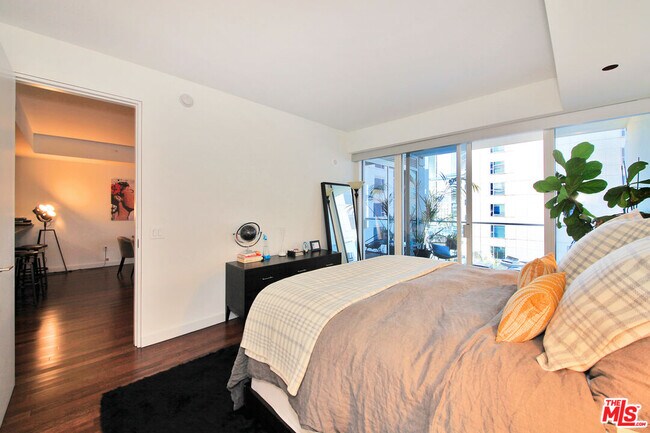 Building Photo - 6250 Hollywood Blvd