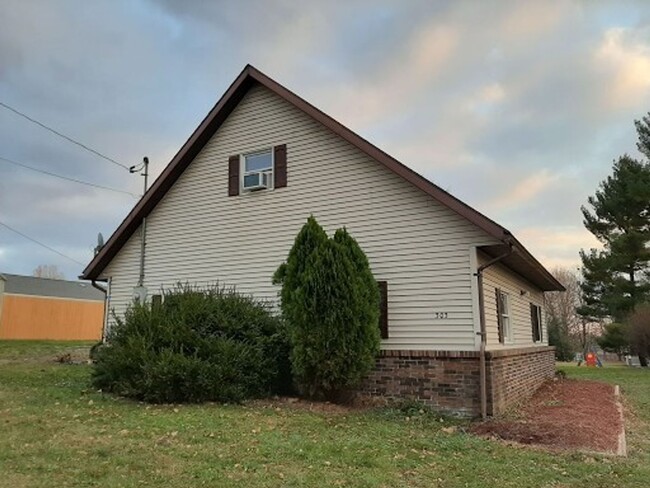 Building Photo - 2 Bed/ 1 Bath House Located Close to Both ...