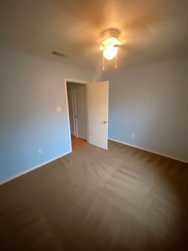 Building Photo - AVAILABLE NOW!