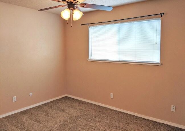 Building Photo - 345 E Encore Dr