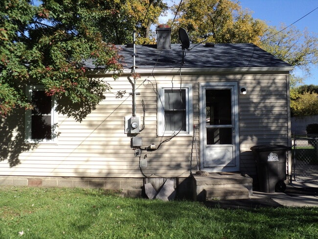 Building Photo - COZY AND CUTE 2 BEDROOM, 1 BATH HOME IN TAYLOR ------POLK