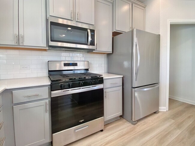Building Photo - Beautiful and Spacious 4/BR 3.5/BA Modern ...