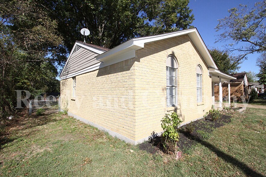 Building Photo - 3230 Sweet Springs Dr