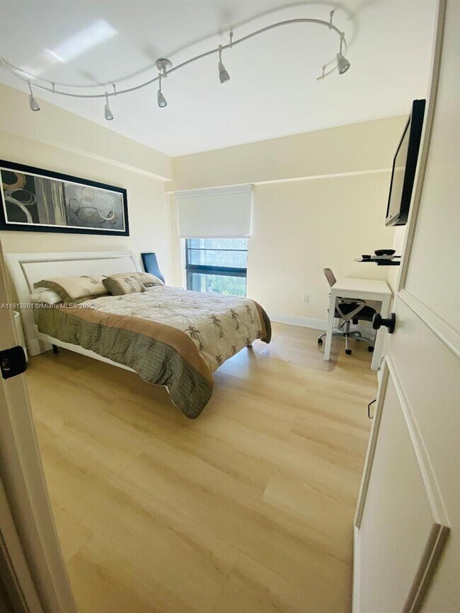 Building Photo - 575 Crandon Blvd