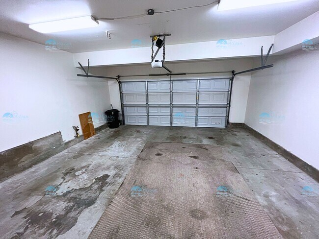 Building Photo - End unit 4 Bedroom House Available Now in ...