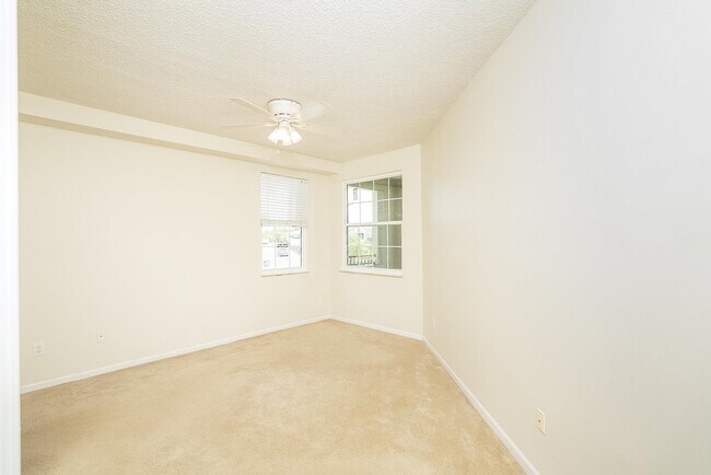 Building Photo - 1005 Bella Vista Blvd