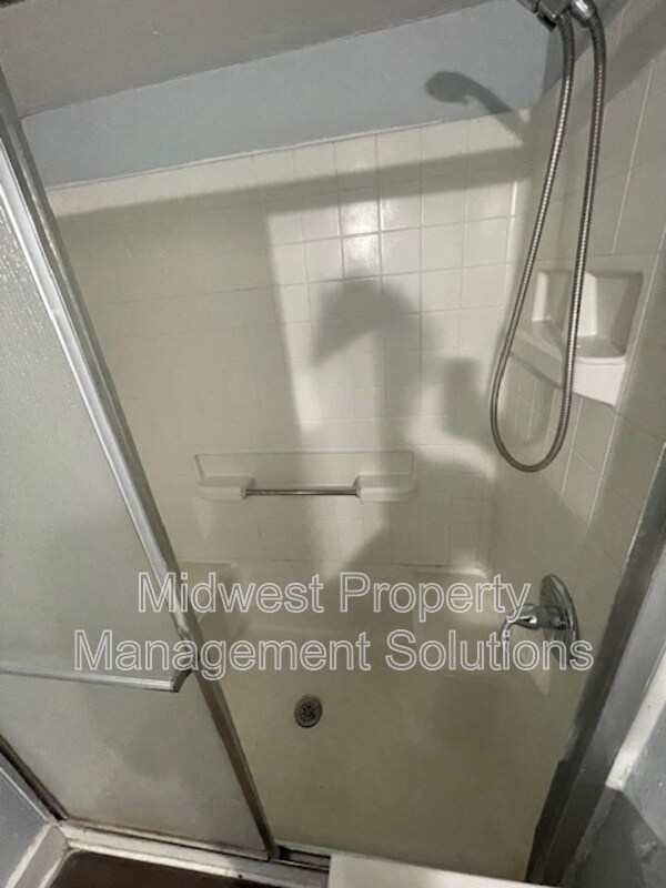 Building Photo - 826 W 2nd St