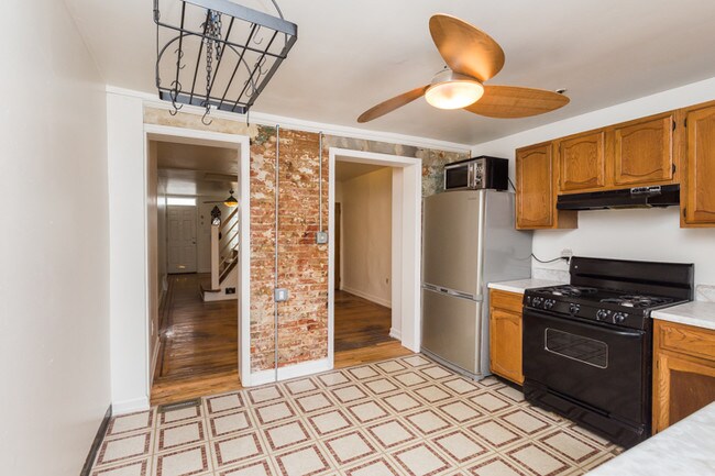 Building Photo - 2582 Collins St