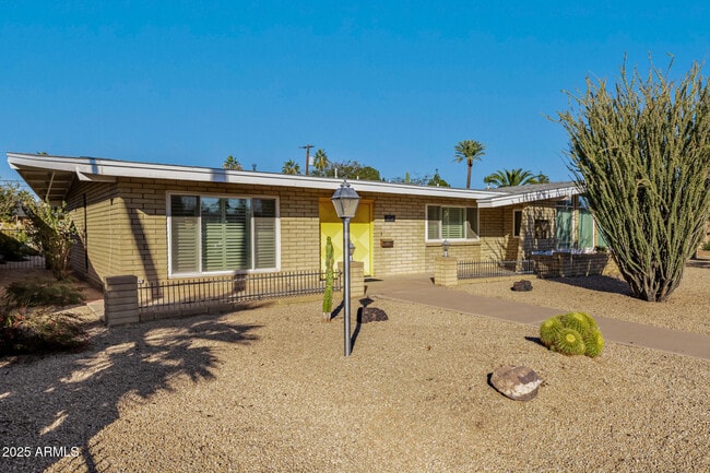 Building Photo - 3738 E Glenrosa Ave