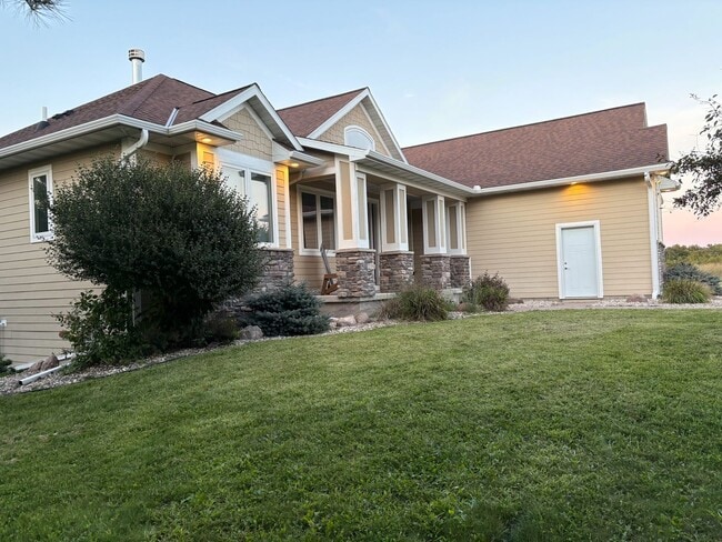 Building Photo - 220 Meadow Woods Dr