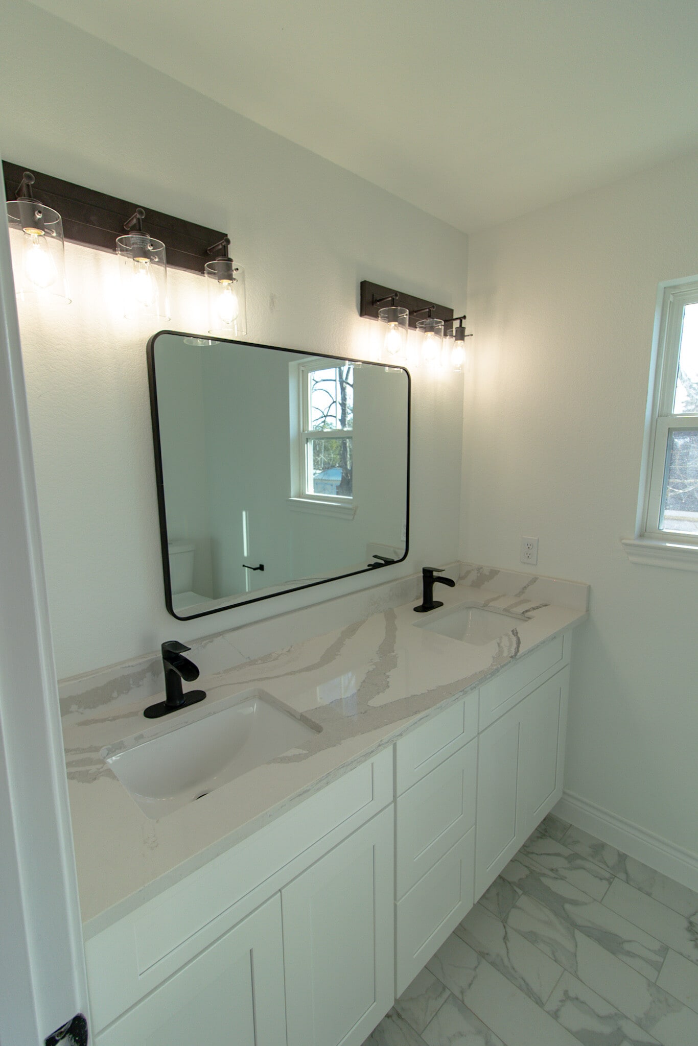 Primary bath with double vanities - 928 W Austin St