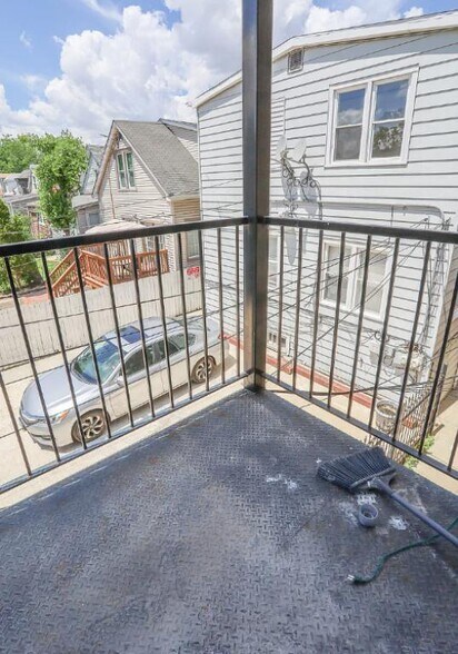 Building Photo - 4301 W Wrightwood Ave