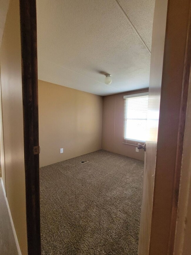 Building Photo - Ready to Move in