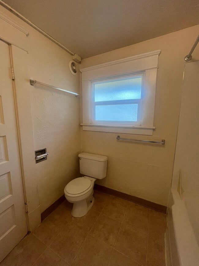 Building Photo - 3-Bedroom 1-Bathroom two story unit