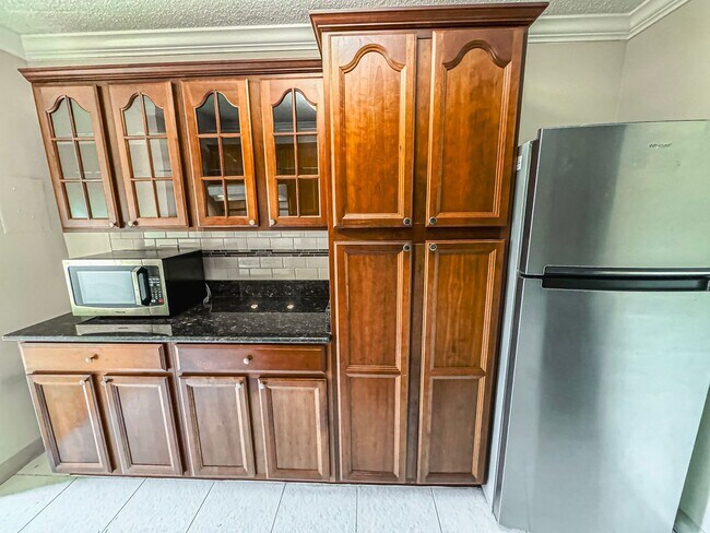 Building Photo - Bright And Spacious 1 Bed 1 Bath Condo Wit...