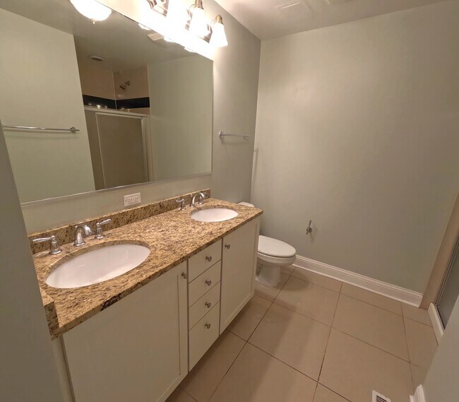 Building Photo - 851 N La Salle Dr