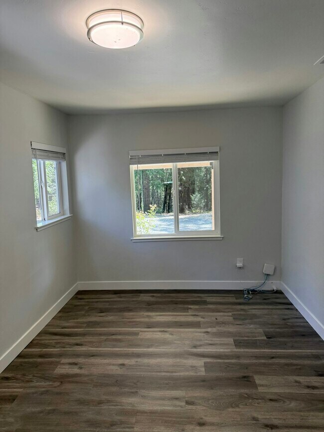 Building Photo - 204 Lambert Ln
