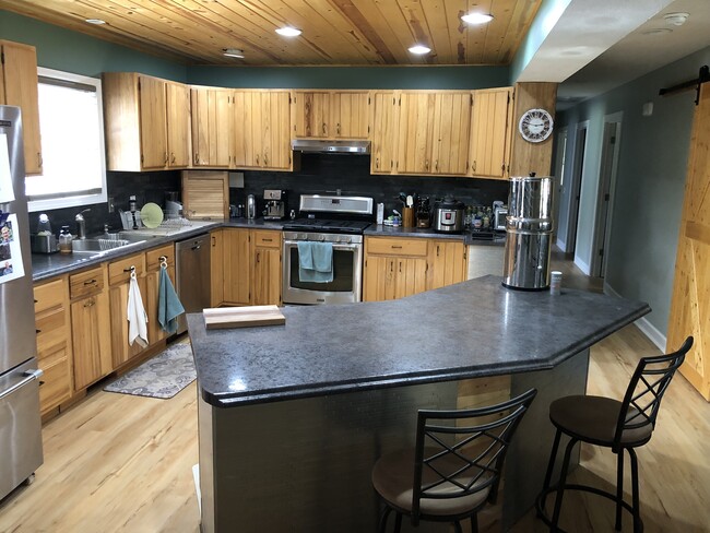 Kitchen with gas stove - 12898 Lincoln Lake Ct