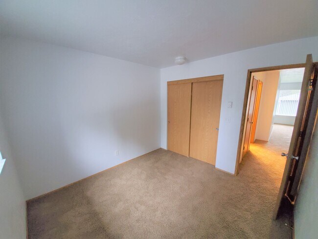 Building Photo - Two Bedroom, One Bath, 2nd Floor - End of Winter Special - Second Month Free!