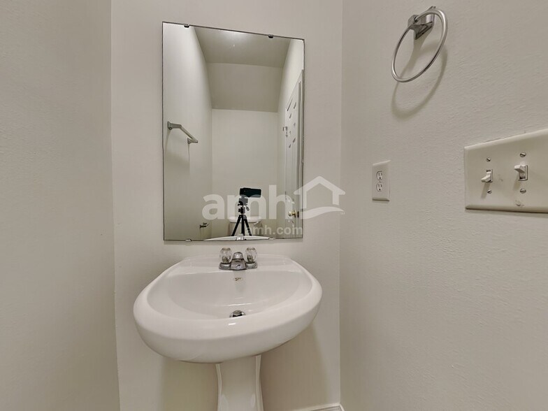 Building Photo - 4636 Meadowfield Rd