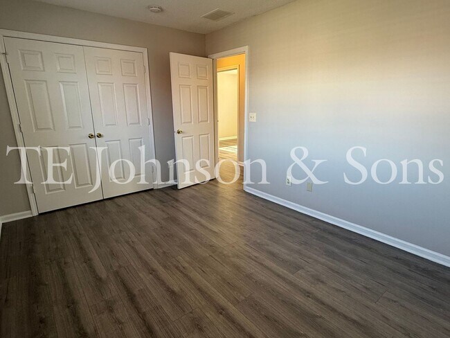 Building Photo - Spacious 4 Bedroom Home with Modern Comfor...