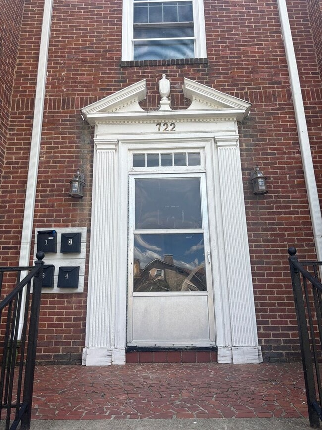 Building Photo - 1 Bedroom 1 Bathroom, Quadruplex, Gas Heat,Window units for AC, Water Included in the rent.