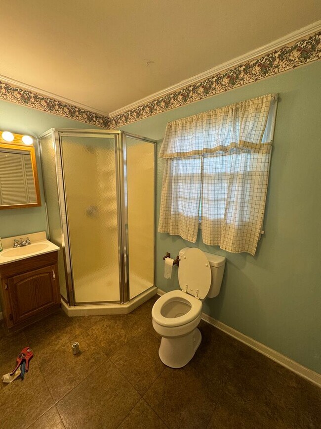 Building Photo - Prime Location! 2 Bed Home on Highway to M...