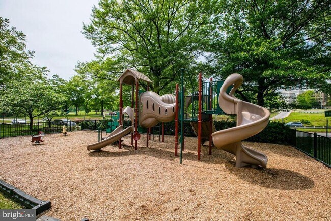 Building Photo - 1021 Arlington Blvd