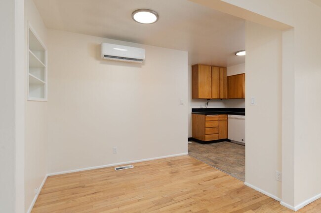 Building Photo - Multnomah Tri Plex